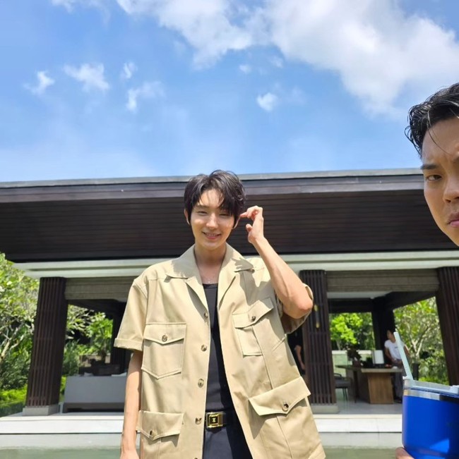 Di kolom komentar, banyak orang yang memuji ketampanannya dari banyak penggemar. Gantengnyaaa, Wowww...Screamed so hard, so handsome, so sexyyyyyyy, 🔥🔥 glad to see you enjoying your work in Bali, Our happiness ❤️❤️ You are so boyishly handsome and young 🫠 Such a pleasure to see you in such a beautiful place! Foto: Instagram Lee Joon Gi