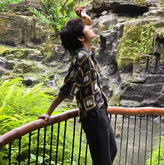 Dalam beberapa foto, ia terlihat melakukan pemotretan dengna latar alam Bali. Terima kasih untuk kerjasamanya, tulis Lee Joon Gi di Instagram. Foto: Instagram Lee Joon Gi