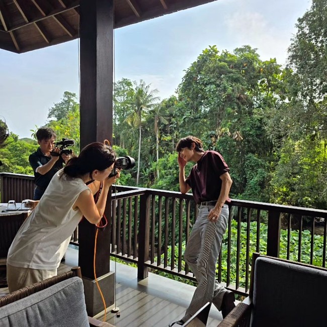 Beberapa waktu kemudian ia membagikan foto-fotonya sendiri ketika berada di Bali. Lee Joon Gi terlihat menjalani sesi foto di sebuah resort. Foto: Instagram Lee Joon Gi