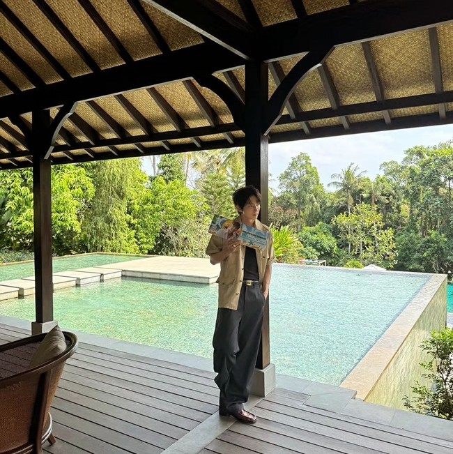 Lee Joon Gi diketahui mengunjungi Pulau Bali beberapa waktu lalu. Awalnya kehadiran Joon Gi terungkap dari unggahan sejumlah netizen yang mendapatinya sedang menikmati waktunya di sana. Foto: Instagram Lee Joon Gi