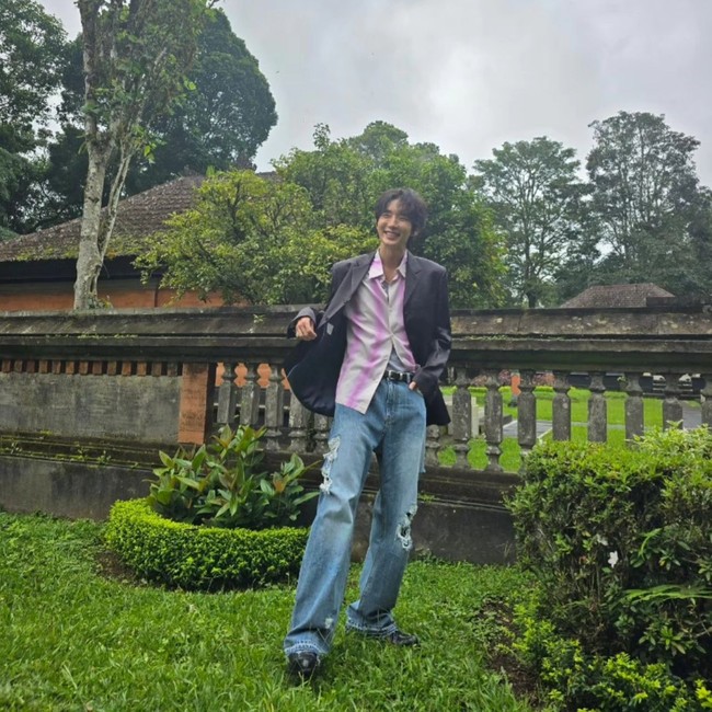 Para penggemar pun kembali terpukau dengan ketampanan pria 42 tahun yang terasa lebih lokal. Apalagi Lee Joon Gi terlihat berinteraksi dengan fans di bandara.  Foto: Instagram Lee Joon Gi