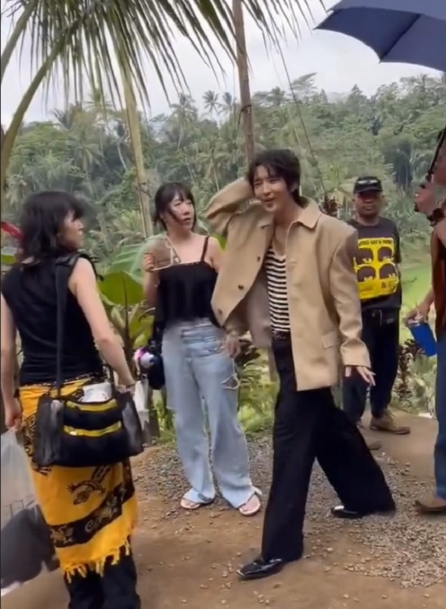Dalam foto yang viral, Lee Joon Gi terlihat bersantai di sebuah beach club di Badung, Bali. Sedangkan sebuah video menunjukkan dirinya sedang berada di kawasan persawahan. Foto: Instagram Lee Joon Gi