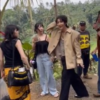 Dalam foto yang viral, Lee Joon Gi terlihat bersantai di sebuah beach club di Badung, Bali. Sedangkan sebuah video menunjukkan dirinya sedang berada di kawasan persawahan. Foto: Instagram Lee Joon Gi