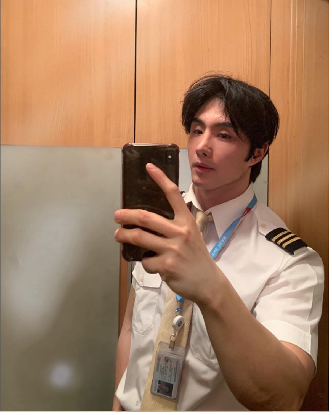 Foto Lee Sanggil berpose selfie memakai seragam pilot viral bikin para wanita kepincut. Sanggil disebut memiliki ketampanan yang setara dengan idol K-Pop atau aktor Korea. Foto: Dok. Instagram sgil_2