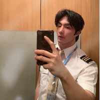 Foto Lee Sanggil berpose selfie memakai seragam pilot viral bikin para wanita kepincut. Sanggil disebut memiliki ketampanan yang setara dengan idol K-Pop atau aktor Korea. Foto: Dok. Instagram sgil_2