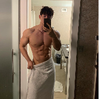 Memiliki tubuh yang kekar berotot dengan tinggi badan 187 cm, visual Lee Sanggil saat tak memakai seragam pilot juga membuat netizen khususnya kaum Hawa kepincut. Foto: Dok. Instagram sgil_2