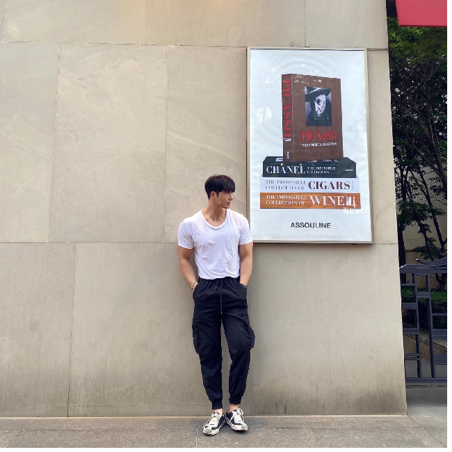 Melalui YouTube, pilot ganteng ini berbagi tips fitness dan latihan angkat beban. Foto: Dok. Instagram sgil_2