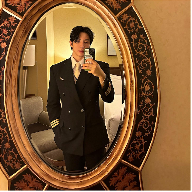 Lee Sanggil, pilot Korean Air yang viral karena ganteng. Sejak foto-fotonya memakai seragam pilot viral, followers Instagramnya terus naik jumlahnya hingga kini mencapai 47 ribuan. Foto: Dok. Instagram sgil_2