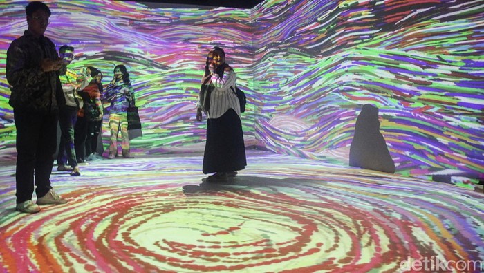 Lima Destinasi Super Prioritas Dipamerkan dalam Video Imersif di Stasiun MRT Video mapping imersif 'Wonderspace' dihadirkan di Stasiun MRT Bundaran HI, Jakarta. Video ini menghadirkan lima destinasi wisata super prioritas di Indonesia.