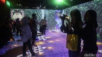 Pengunjung melihat video mapping imersif Wonderspace di Stasiun MRT Bundaran HI, Jakarta Pusat, Senin (3/6/2024).
