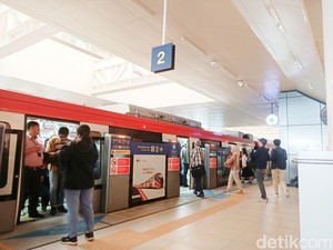 Sejumlah Penumpang Belum Tahu Tarif LRT Jabodebek Sudah Normal Bulan Ini