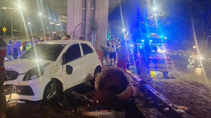 Sebuah mobil Honda Brio di Makassar, Sulawesi Selatan (Sulsel) mengalami kecelakaan tunggal dengan menabrak median Jalan AP Pettarani.