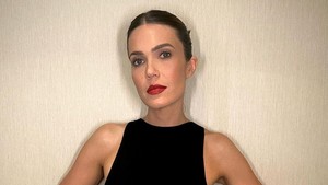 Lagu-lagu Mandy Moore jadi teman pendengar radio era 90-an lewat Crush dan I Wanna Be With You. Aktingnya di A Walk to Remember (2002) dipuji. Dia eksis di layar hingga serial This Is Us (2016) yang populer banget. (Foto: Instagram @mandymooremm)