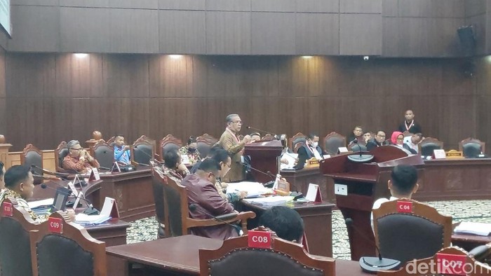 Mantan Hakim Mahkamah Konstitusi, Maruarar Siahaan, dihadirkan sebagai ahli oleh Irman Gusman dalam sidang sengketa Pileg DPD 2024. (Anggi/detikcom)