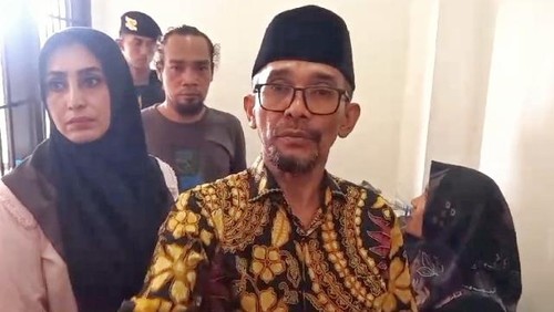Mantan Wali Kota Bima Muhammad Lutfi bersama istrinya Ellya Alwaini seusai menjalani persidangan di PN Tipikor Mataram, Senin (3/6/2024). (Foto: Istimewa)