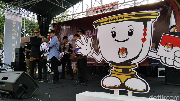 Maskot Pilbup Kuningan 2024