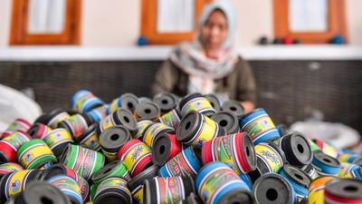 Perajin di Sumedang Mampu Produksi 2 Ribu Gulung Gelasan Per Hari