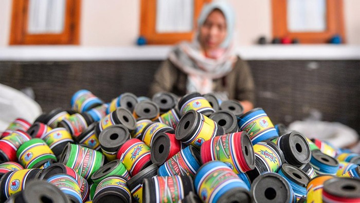 Pekerja mengemas gelasan yang telah selesai di produksi di Pabrik Gelasan Erwin, Kampung Sinarmulya, Tanjungsari, Kabupaten Sumedang, Jawa Barat, Senin (3/6/2022). Memasuki musim kemarau, perajin gelasan Tanjungsari, Kabupaten Sumedang, mampu memproduksi 2.000 lusin gulungan gelasan per hari yang didistribusikan ke berbagai provinsi di Indonesia. ANTARA FOTO/Raisan Al Farisi/Spt
