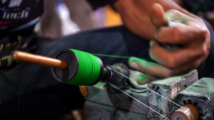 Masuki Musim Kemarau, Perajin Sumedang Produksi 2.000 Lusin Gelasan/Hari Pekerja menyelesaikan produksi gelasan di Pabrik Gelasan Erwin, Kampung Sinarmulya, Tanjungsari, Kabupaten Sumedang, Jawa Barat, Senin (3/6/2022). Memasuki musim kemarau, perajin gelasan Tanjungsari, Kabupaten Sumedang, mampu memproduksi 2.000 lusin gulungan gelasan per hari yang didistribusikan ke berbagai provinsi di Indonesia. ANTARA FOTO/Raisan Al Farisi/Spt