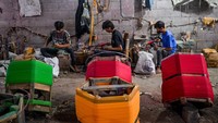 Perajin sedang memproduksi gelasan di Pabrik Gelasan Erwin, Kampung Sinarmulya, Tanjungsari, Kabupaten Sumedang, Jawa Barat, Senin (3/6/2022).