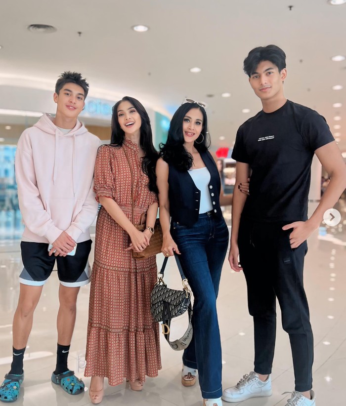 Maudy Koesnaedi dan Diah Permatasari bersama putra mereka