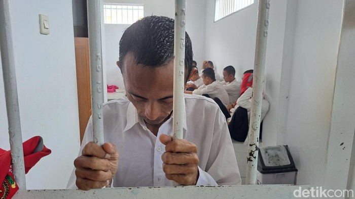 Medi menundukan kepala di ruang tahanan PN Cibadak, Senin (3/6/2024)