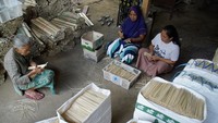 Produksi tusuk sate rumahan tersebut menghasilkan 2-3 ton tusuk sate dengan omzet Rp 20 juta per bulan dan telah dipasarkan ke sejumlah daerah di Indonesia.   