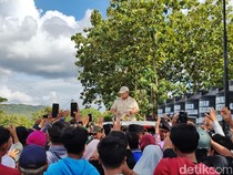 Prabowo Bagi-bagi Kaus Indonesia Maju Saat Tinjau Air Bersih di Gunungkidul