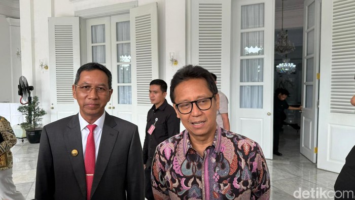 Menkes Budi Gunadi dan Heru Budi bertemu di Balai Kota DKI Jakarta.(Brigitta/detikcom)