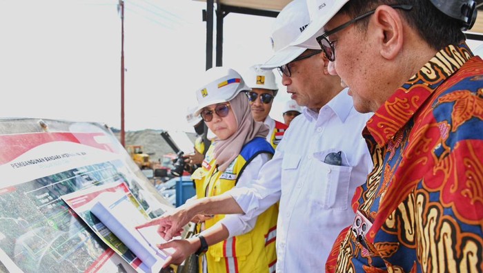 Menteri Perhubungan Budi Karya Sumadi cek progres Bandara IKN