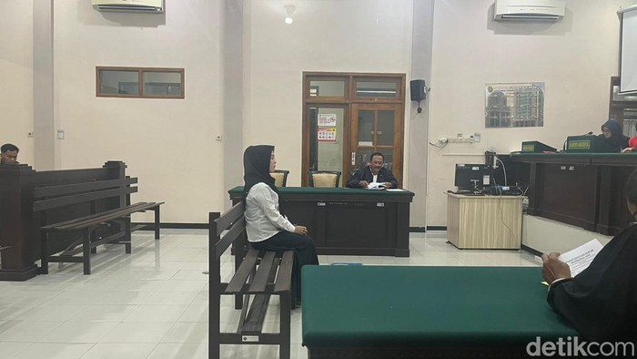 Miyabi saat menjalani sidang