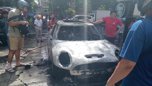 Mobil Mini Cooper ludes terbakar di Jalan Raya Puputan Renon, Denpasar Timur, Kota Denpasar, Bali, Senin (3/6/2024). (Foto: Istimewa/Polsek Denpasar Timur)