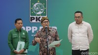 Ketua Desk Pilkada Partai Kebangkitan Bangsa (PKB) Abdul Halim Iskandar memberikan keterangan pers terkait hasil Uji Kelayakan dan Kepatutan (UKK) Bakal Calon Kepala Daerah Lanjutan di DPP PKB, Jakarta, Senin (3/6/2024).