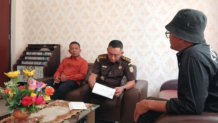 Muhaimin (kanan) melaporkan Waka dan Sekwan DPRD Sulbar ke Kejari Mamuju. Dokumen Istimewa