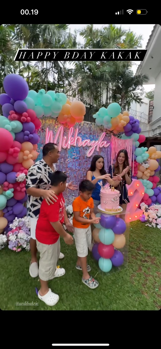 Saat acara tiup lilin orangtua dan kedua adik Mikhayla pun terlihat setia menemani. Keluarga Ardi Bakrie itu terlihat kompak mengenakan pakaian santai. Foto: Instagram/@ramadhaniabakrie