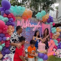 Saat acara tiup lilin orangtua dan kedua adik Mikhayla pun terlihat setia menemani. Keluarga Ardi Bakrie itu terlihat kompak mengenakan pakaian santai. Foto: Instagram/@ramadhaniabakrie