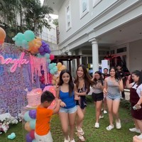 Tampil simpel mengenakan tanktop dan celana pendek berwarna biru, seusai tiup lilin Mikhayla sempat dikerjai oleh orangtuanya. Nia dan Ardi tampak menceburkan sang putri ke dalam kolam renang. Foto: Instagram/@ramadhaniabakrie