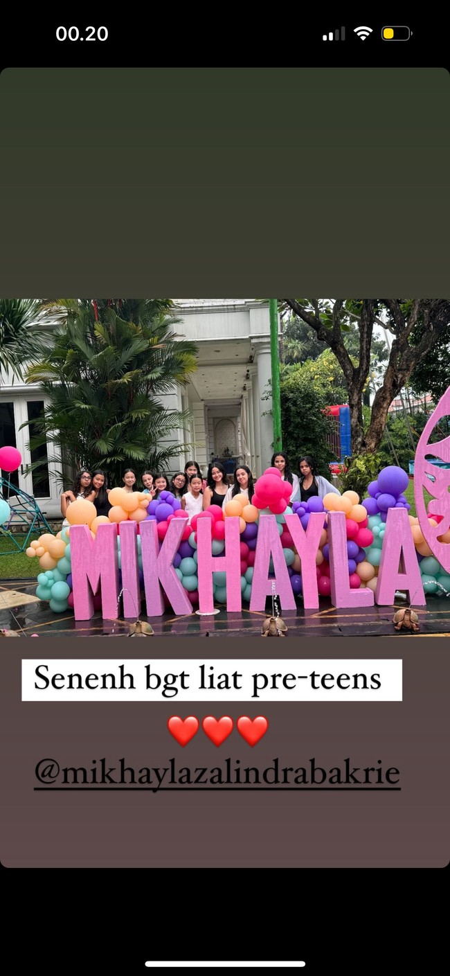 Lokasi acara ultah Mikhayla semakin meriah bertabur balon berbagai warna. Terdapat juga tulisan nama Mikhayla yang cukup besar dan berwarna merah muda. Foto: Instagram/@ramadhaniabakrie
