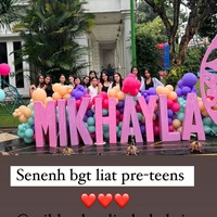 Lokasi acara ultah Mikhayla semakin meriah bertabur balon berbagai warna. Terdapat juga tulisan nama Mikhayla yang cukup besar dan berwarna merah muda. Foto: Instagram/@ramadhaniabakrie