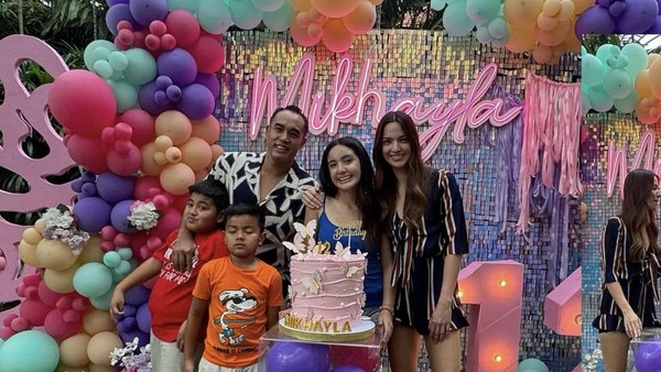 7 Foto Ultah Mikhayla Putri Nia Ramadhani, Tetap Meriah Walau Hanya di Rumah