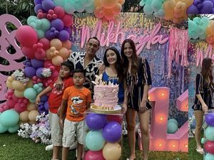 7 Foto Ultah Mikhayla Putri Nia Ramadhani, Tetap Meriah Walau Hanya di Rumah