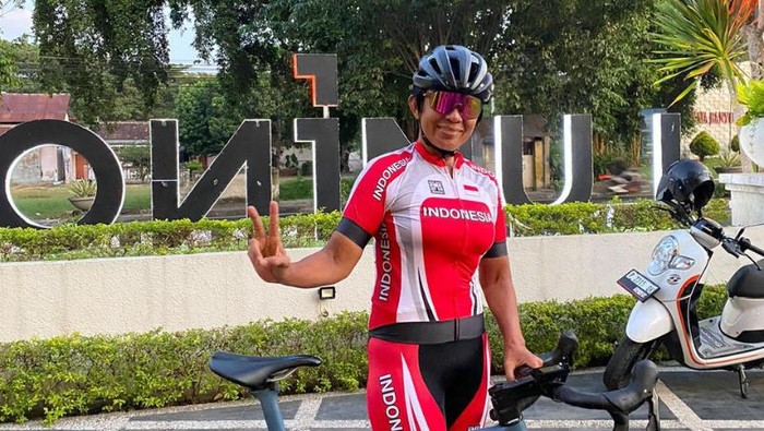 Pesepeda legendaris Indonesia Nurhayati lakukan gowes amal Jakarta-Lombok.