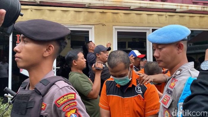Oknum suporter di Surabaya