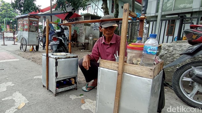 Omon, penjual telur congkel di Kota Bandung