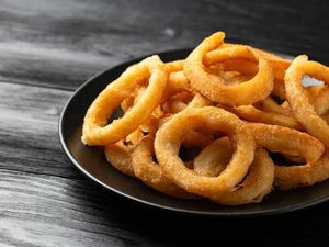 Ini 5 Alasan Onion Rings Buatan Restoran Jauh Lebih Enak