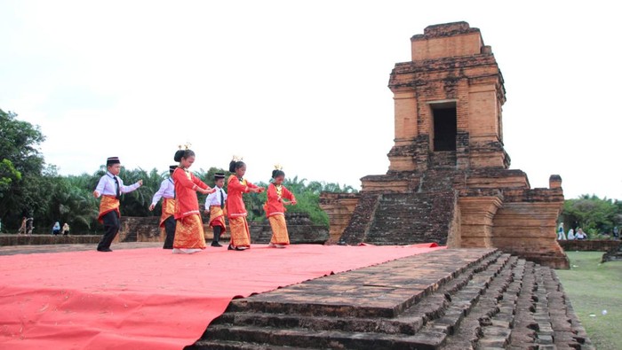 Pelajar SD manortor menunjukkan suasana sarat tradisi merupakan perwujudan Palas Na Torang.
