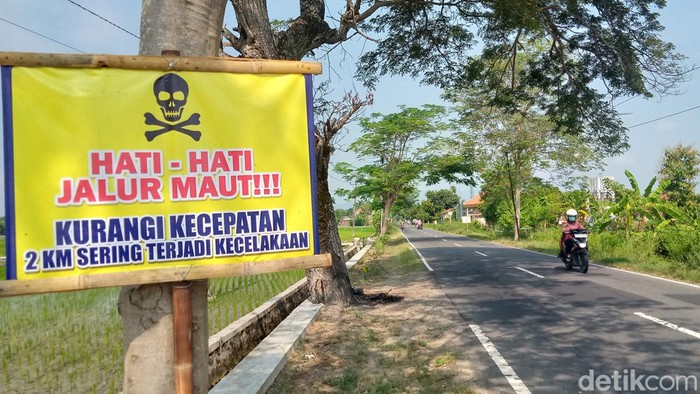 Papan rambu jalur maut dipasang di jalan raya Posis-Cawas, Desa Japanan, Kecamatan Cawas, Klaten, Senin (3/6/2024).