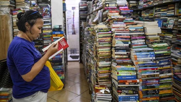 Pedagang membawa tumpukan buku yang dijual di Pasar Buku Kwitang, Jakarta, Senin (3/6/2024). Menurut pedagang penjualan buku saat ini menurun hingga 80 persen karena masyarakat banyak beralih membeli buku digital dan melakukan transkasi pembelian buku fisik secara daring. ANTARA FOTO/Erlangga Bregas Prakoso/Spt.