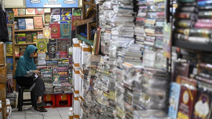 Pedagang membawa tumpukan buku yang dijual di Pasar Buku Kwitang, Jakarta, Senin (3/6/2024). Menurut pedagang penjualan buku saat ini menurun hingga 80 persen karena masyarakat banyak beralih membeli buku digital dan melakukan transkasi pembelian buku fisik secara daring. ANTARA FOTO/Erlangga Bregas Prakoso/Spt.
