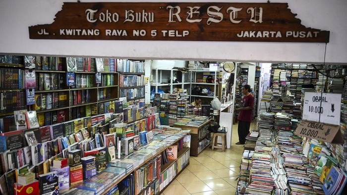 Pasar Buku Kwitang Sepi Pengunjung Pedagang membawa tumpukan buku yang dijual di Pasar Buku Kwitang, Jakarta, Senin (3/6/2024). Menurut pedagang penjualan buku saat ini menurun hingga 80 persen karena masyarakat banyak beralih membeli buku digital dan melakukan transkasi pembelian buku fisik secara daring. ANTARA FOTO/Erlangga Bregas Prakoso/Spt.